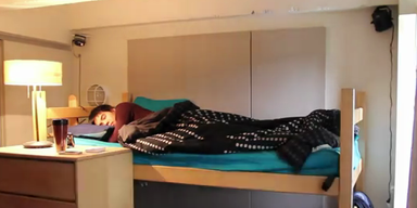 Student automatisiert sein Schlafzimmer