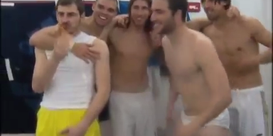 Real-Stars feiern halb nackt den Titel