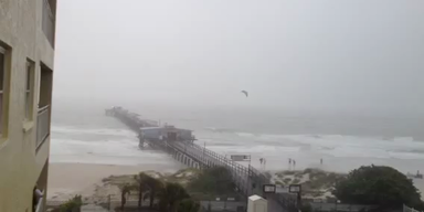 Kitesurfer bei extremen Sprung über Pier gefilmt