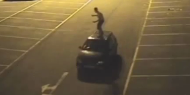 Todesm&uuml;tig: Brite surft auf seinem Autodach