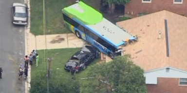 Autobus rast mit voller Wucht in Wohnzimmer