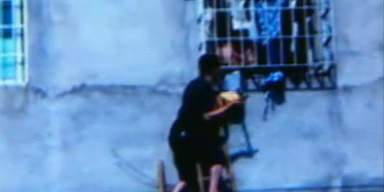 China: Kleinkind steckte in Fensterschlitz fest