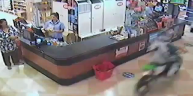 14-jähriger Biker rast quer durch Supermarkt