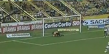 Brasilianischer Goalie legt sich selbst ein "Ei"