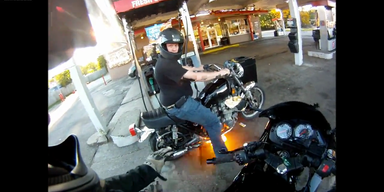 Unfassbar: Motorrad entflammt auf Tankstelle