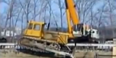 Russland: Kran macht Salto in Baugrube