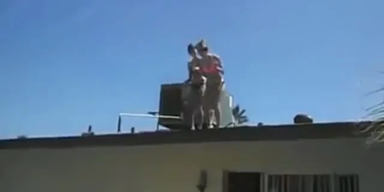 Mädchen verfehlt bei Sprung von Dach das Pool