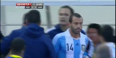 Mascherano sieht Rot nach Tritt gegen Sanit&auml;ter