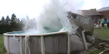 Kanadier rasen mit Jeep in Swimming Pool