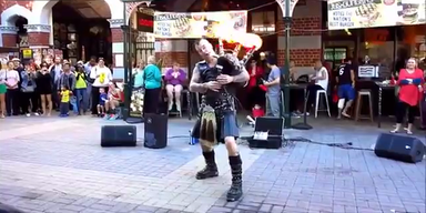 Schotte begeistert mit AC/DC auf Dudelsack