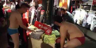 Nackt-Shopping: Pariser st&uuml;rmen Schlussverkauf