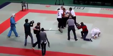 Brutal: Karate-Schiri geht auf Kämpfer los