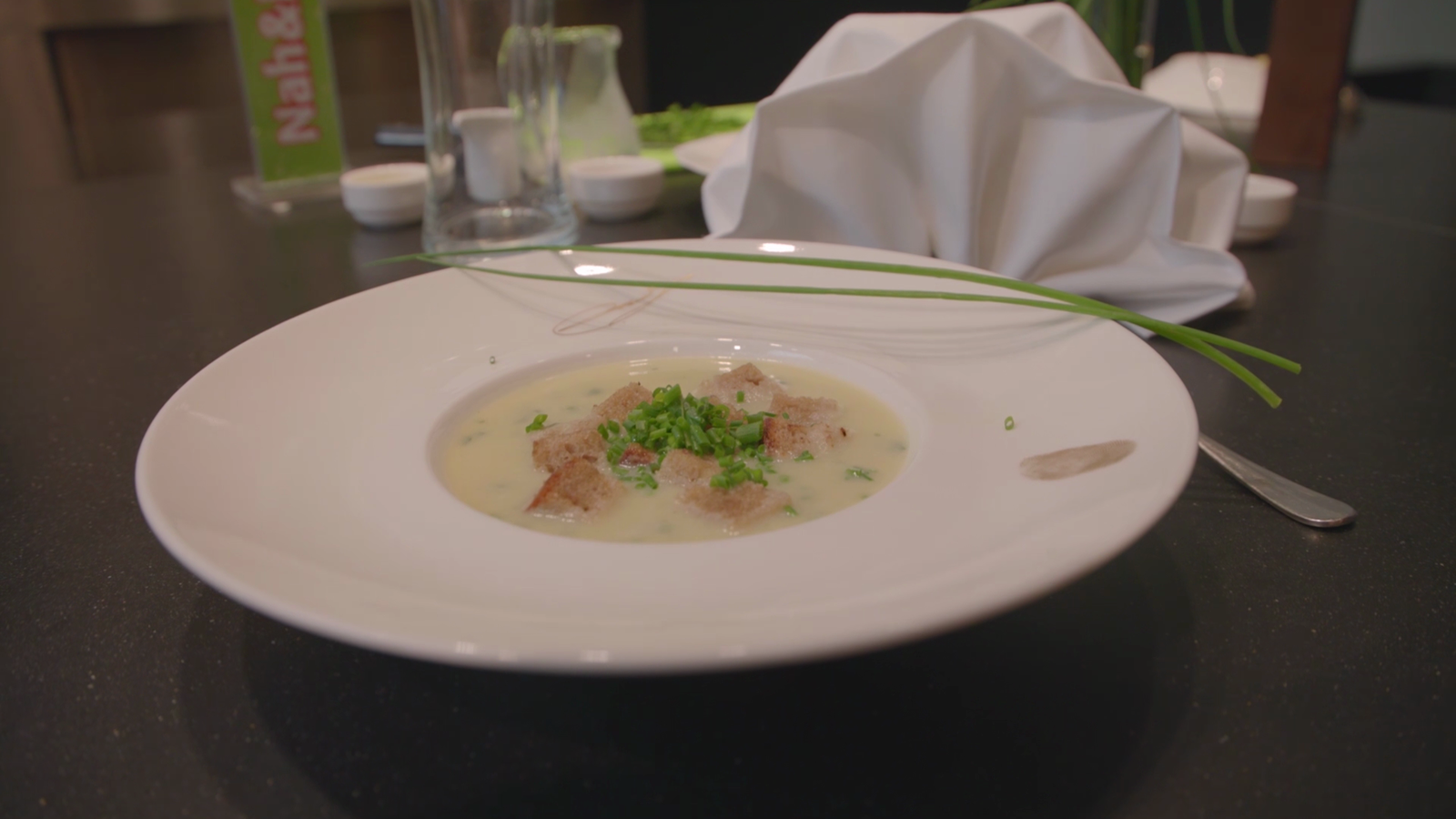 Zucchinicremesuppe mit Croûtons - oe24.tv