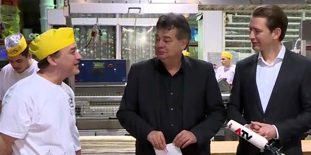 Türkis-grüne Show um 6 Uhr früh in der Bäckerei