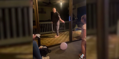 Mann springt Springschnur