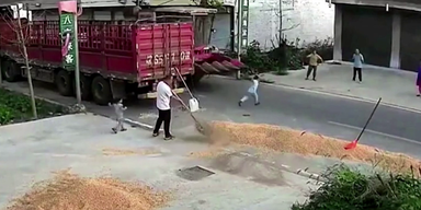 Mähdrescher überrollt Kind