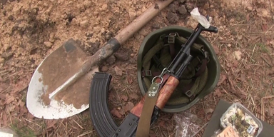 Kalashnikow und Helm Ukraine