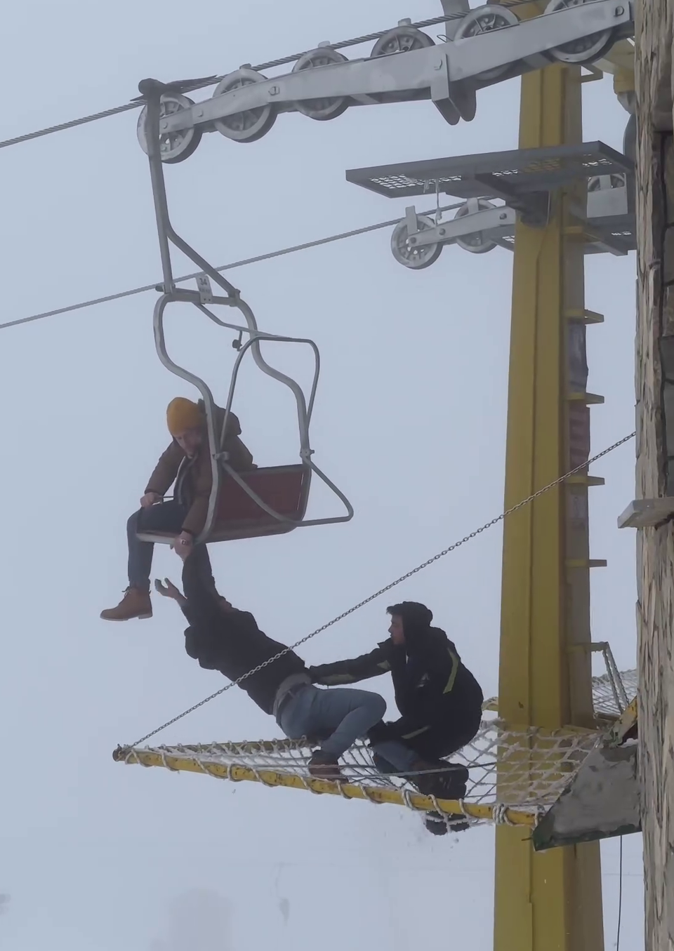 Mann baumelt in zehn Metern Höhe von Sessellift
