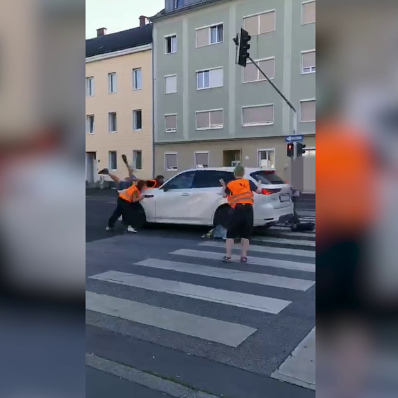 Autolenker fährt Klimaaktivisten an