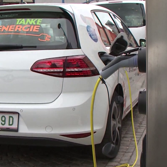 Verkehrsminister Hanke zeigt neue Online-Plattform zu E-Autos