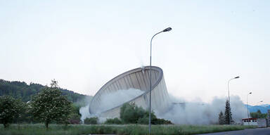 Kühlturm des Kohlekraftwerks abgerissen