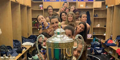 Volleyballerinnen feiern Titel mit 'Nackt-Party'