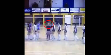 Fan schl&auml;gt Volleyballerin nieder