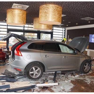 Mistelbach Auto rast in Café