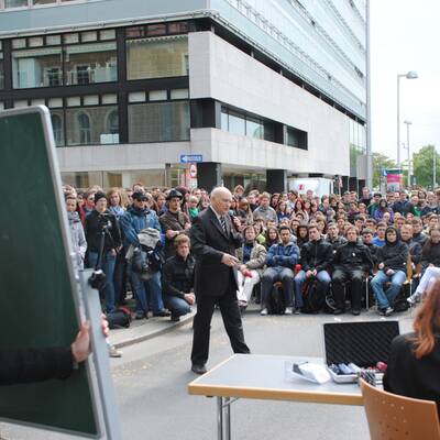 TU verlegt Vorlesung vor Secession