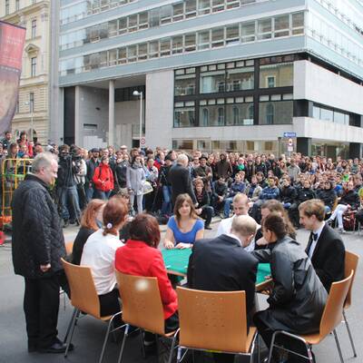 TU verlegt Vorlesung vor Secession