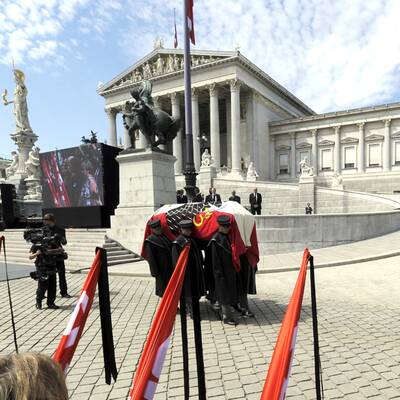 Der Sarg wird aus dem Hohen Haus gebracht