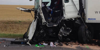 Mann (56) rast frontal gegen Lkw - tot