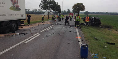 Mann (56) rast frontal gegen Lkw - tot