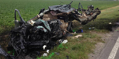 Mann (56) rast frontal gegen Lkw - tot