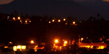 Der Vulkan Tungurahua legt eine Aschewolke &uuml;ber Banos (Ecuador)