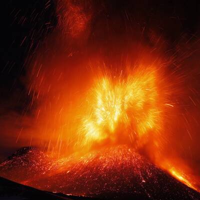 Ätna spuckt wieder Lava