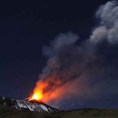 Ätna spuckt wieder Lava