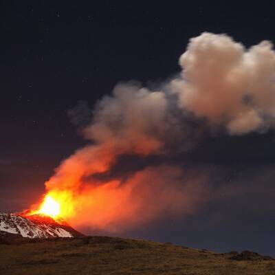 Ätna spuckt wieder Lava