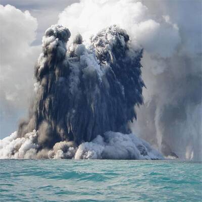 Meeres-Vulkan speibt Rauch und Dampf