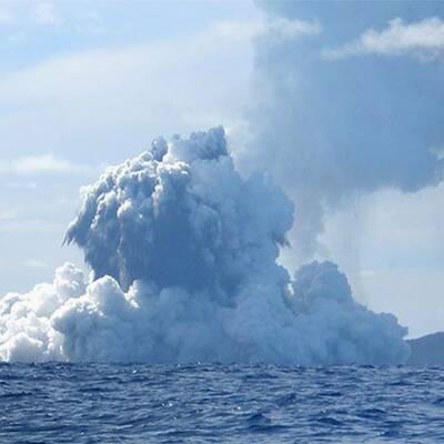 Meeres-Vulkan speibt Rauch und Dampf