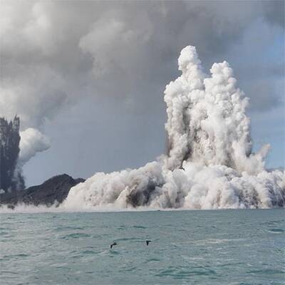 Meeres-Vulkan speibt Rauch und Dampf