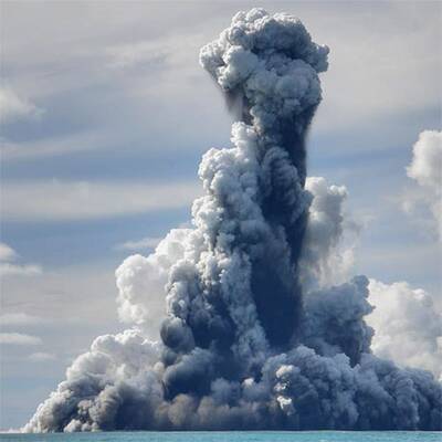 Meeres-Vulkan speibt Rauch und Dampf