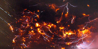 Naturspektakel: Blitze bei Vulkanausbruch