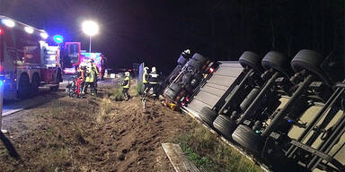 Sattelzug st&uuml;rzte auf A22 um