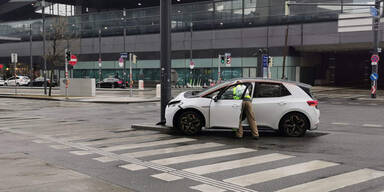 Neues E-Auto vor Wiener Hauptbahnhof geschrottet