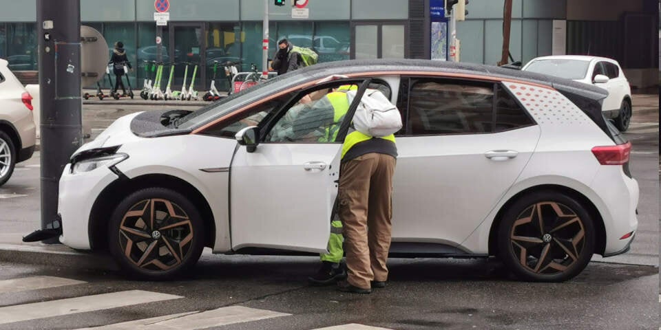 Neues E-Auto vor Wiener Hauptbahnhof geschrottet