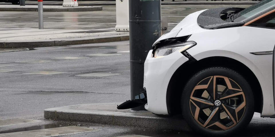 Neues E-Auto vor Wiener Hauptbahnhof geschrottet