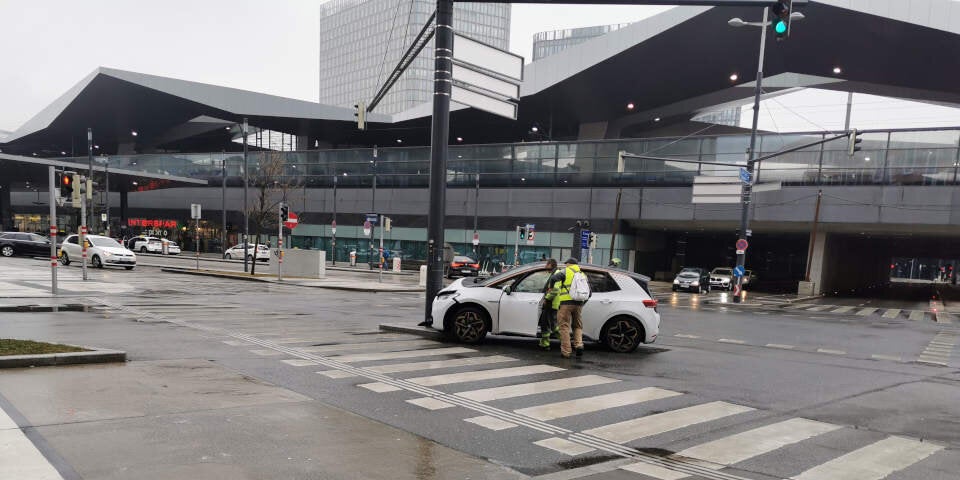Neues E-Auto vor Wiener Hauptbahnhof geschrottet