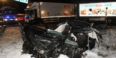 52-J&auml;hriger stirbt bei Frontal-Crash mit Lkw