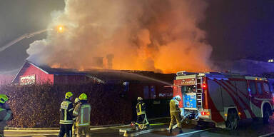 Gro&szlig;einsatz in Tirol: Firmengeb&auml;ude in Vollbrand